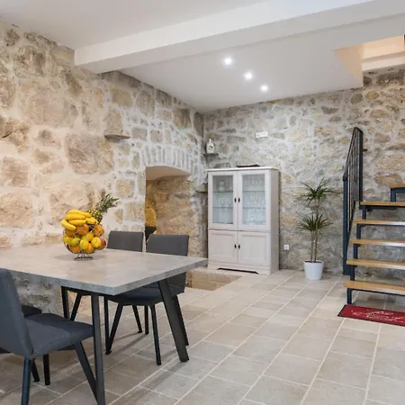 Ana 자오스트로그