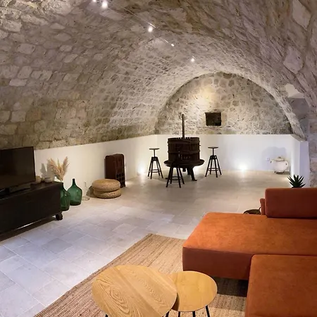 Ana زاووستروج